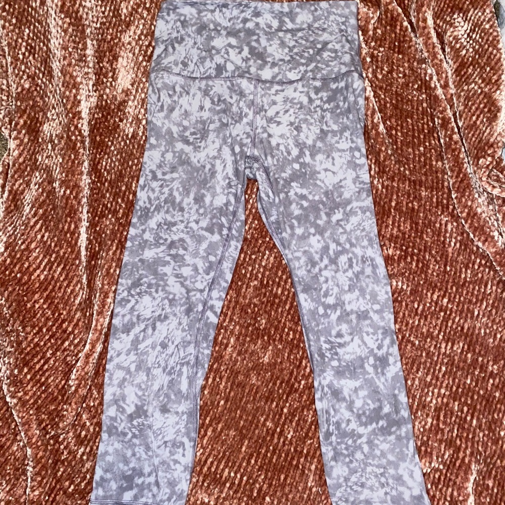 Lululemon Align Crop 21’ size 6 only worn once!